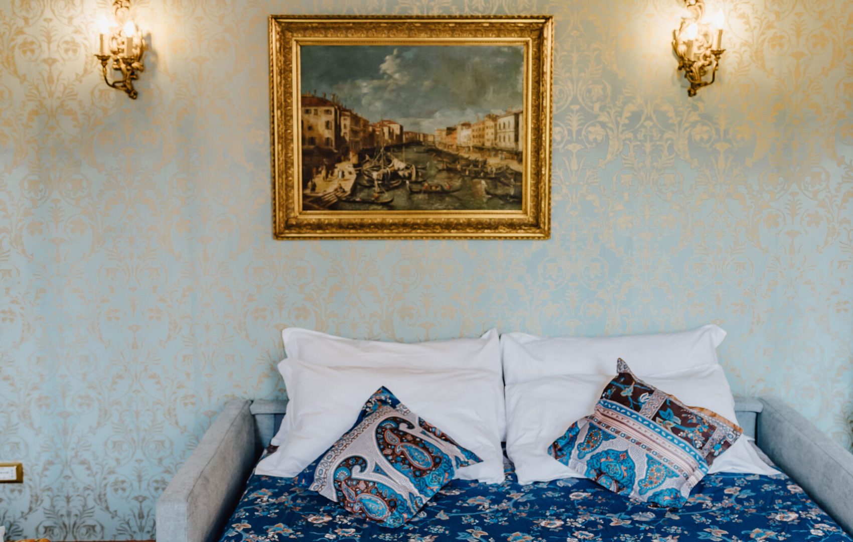 Das Wohnzimmer wandelt sich zum bequemen Schlafzimmer