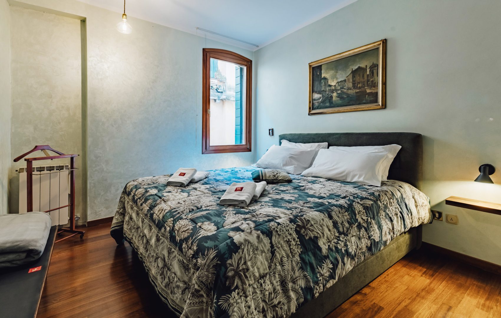 Grünes Schlafzimmer: extra großes Kingsize-Bett (180x200cm)