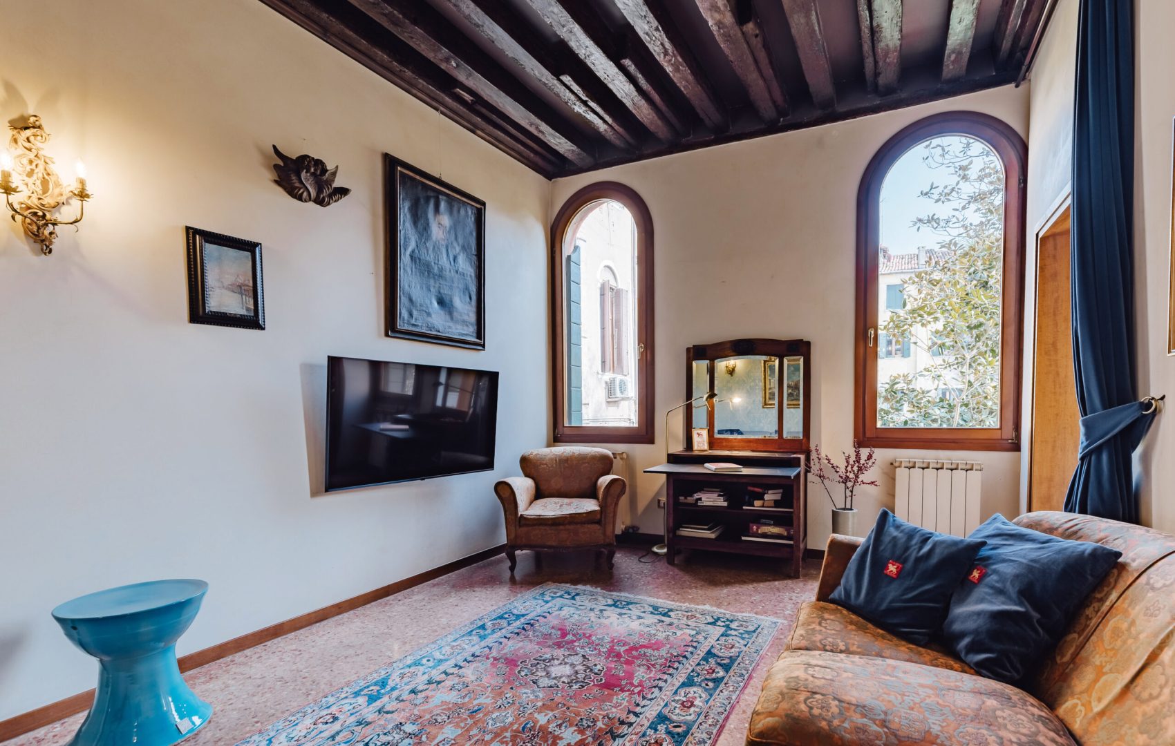 Wohnzimmer mit TV, großen Fenster, Highspeed-Internet